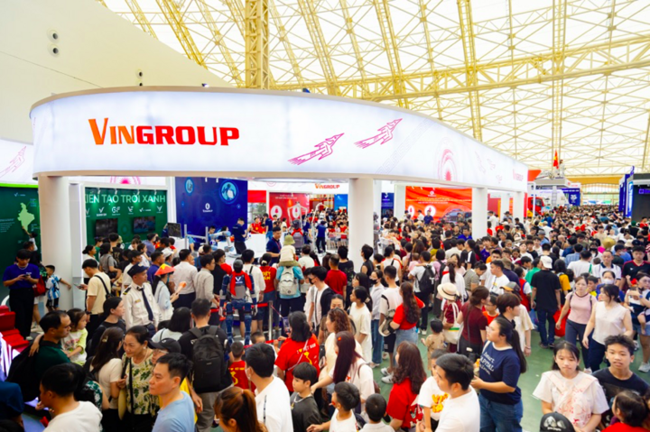 Không gian trưng bày của Vingroup khiến giới trẻ thích thú khi lần đầu tiên được tận mắt chứng kiến và tương tác với robot hình người