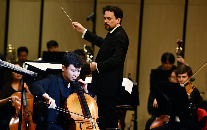 Cellist Phan Phúc thăng hoa với tác phẩm Hướng về Hà Nội (Nhạc và lời: Hoàng Dương), nhạc sĩ Trần Mạnh Hùng chuyển soạn.