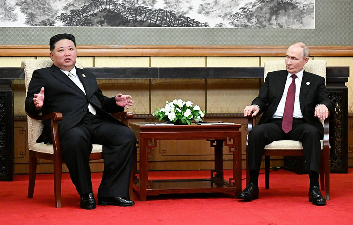 Nhà lãnh đạo Triều Tiên Kim Jong-un (trái) và Tổng thống Nga Vladimir Putin Putin (phải). (Ảnh: TASS)
