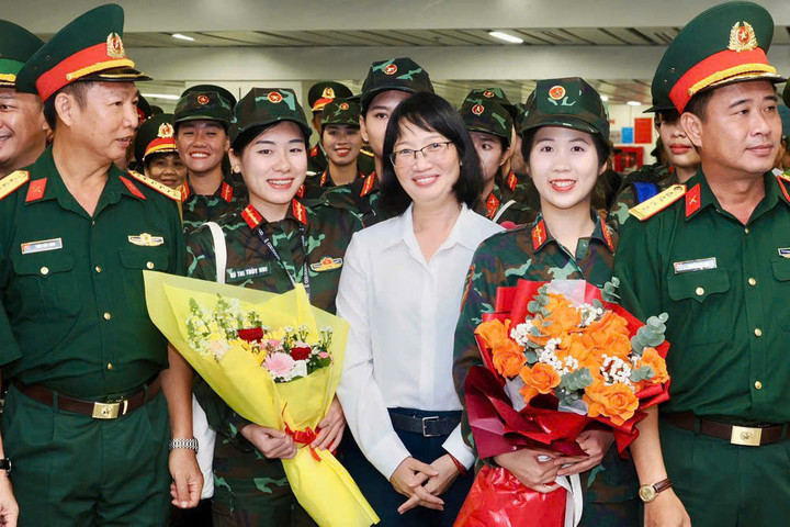 Phó Chủ tịch UBND TPHCM Trần Thị Diệu Thúy tặng hoa chúc mừng các lực lượng tham gia nhiệm vụ A80 trở về. (Ảnh: HOÀNG HÙNG)