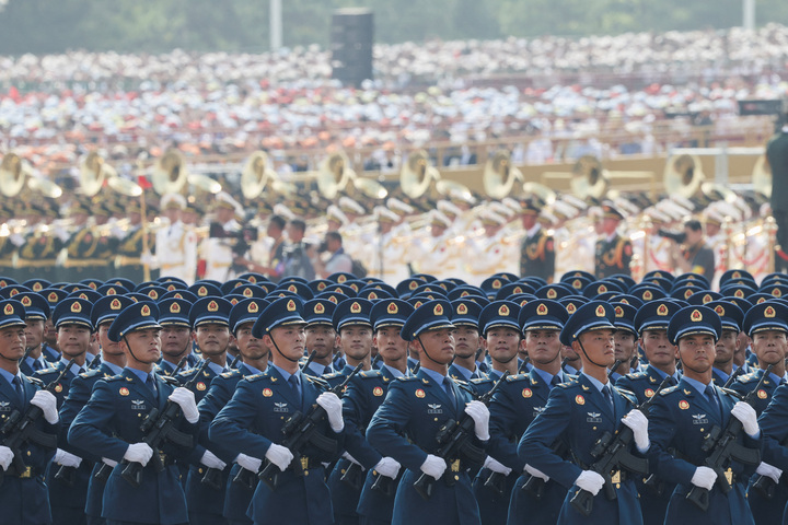Lễ duyệt binh bắt đầu với loạt đại bác rền vang. Các khối đội hình bắt đầu tiến vào lễ đài.