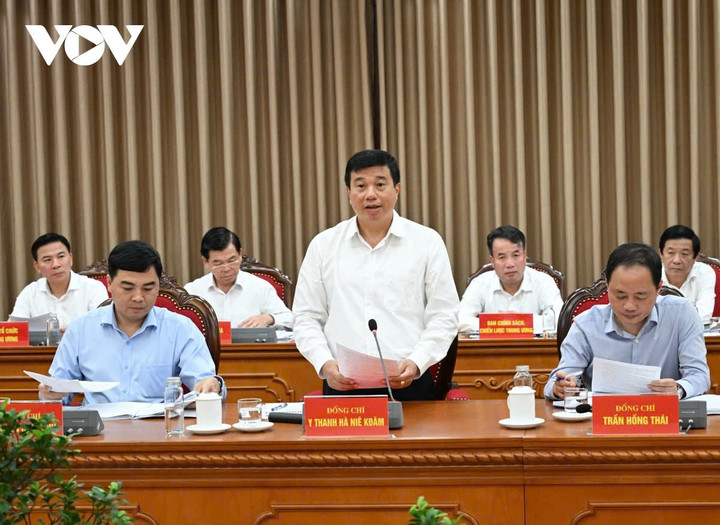 Lãnh đạo tỉnh Lâm Đồng báo cáo tại cuộc làm việc