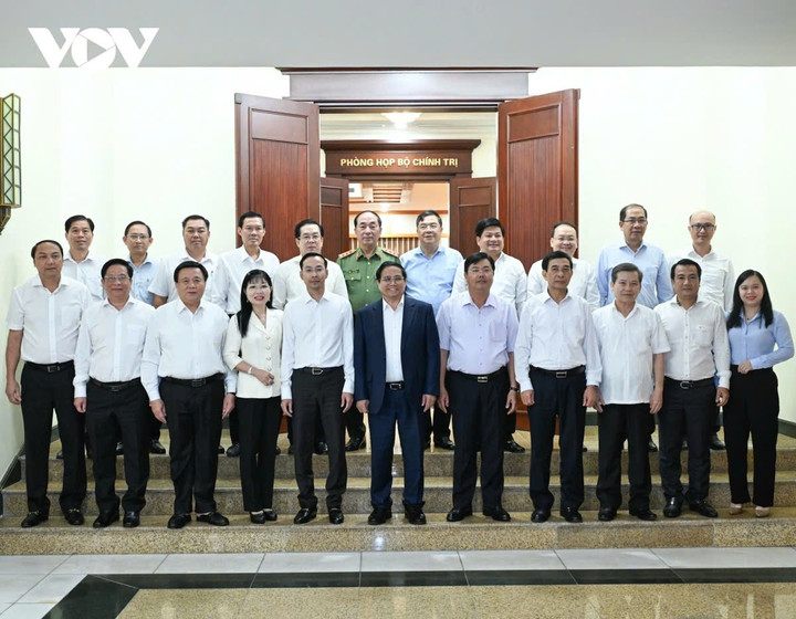 Thủ tướng Phạm Minh Chính chụp ảnh chung với các đại biểu