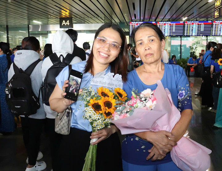 Bà Hồ Thị Bích Thủy cùng con gái chờ cháu nội trở về. (Ảnh: CẨM TUYẾT)