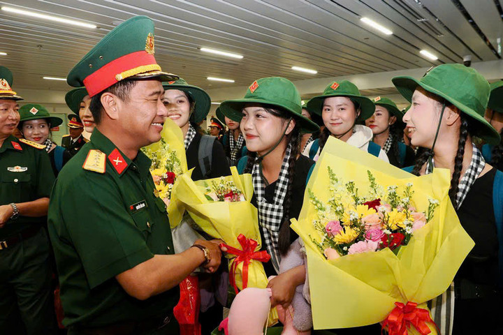 Lực lượng tham gia A80 đón nhận những bó hoa tươi thắm. (Ảnh: HOÀNG HÙNG)