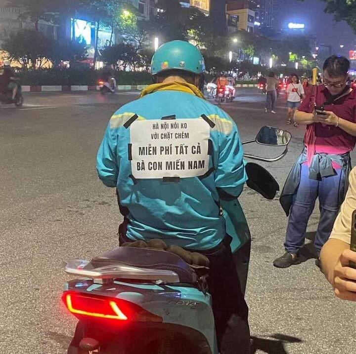 Nhiều tài xế sẵn sàng phục vụ miễn phí cho bà con. (Ảnh chụp màn hình)