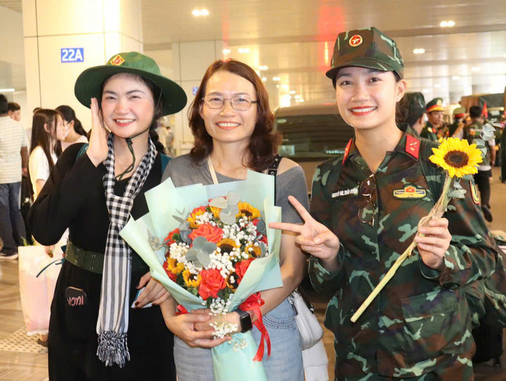 Bà Nguyễn Thị Hiền đón 2 con gái trở về. (Ảnh: CẨM TUYẾT)