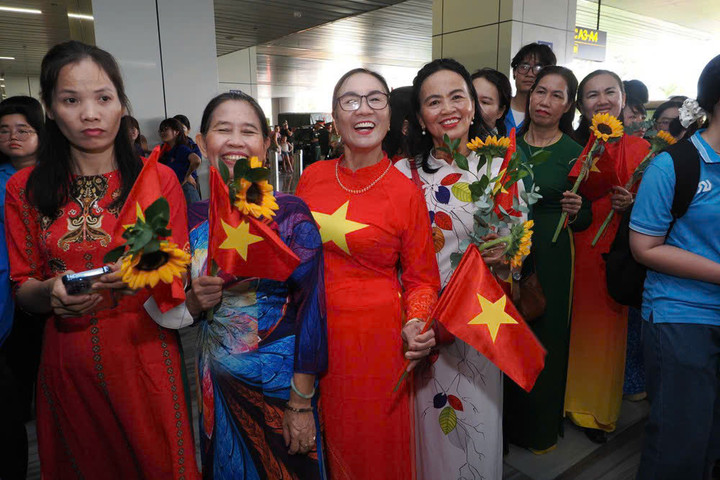 Người dân hào hứng đón các chiến sĩ tại sân bay. (Ảnh: HOÀNG HÙNG)