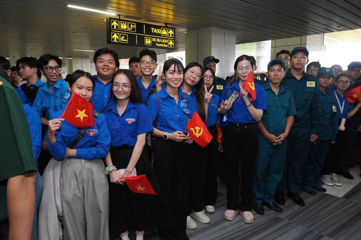 Đoàn viên, thanh niên chào đón các chiến sĩ. (Ảnh: HOÀNG HÙNG)