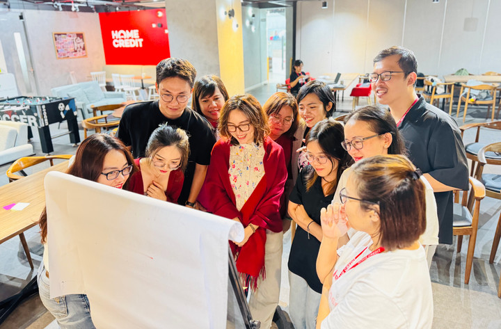 Thông qua các hoạt động thúc đẩy học tập, Home Credit đồng thời gắn kết nhân viên, tạo nên môi trường làm việc vui vẻ. (Ảnh: Home Credit)