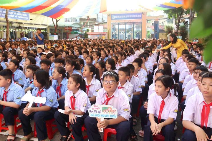 Școlile din orașul Ho Chi Minh sunt rugate să nu accepte flori pentru a sărbători deschiderea anului școlar. (Foto: B.L)