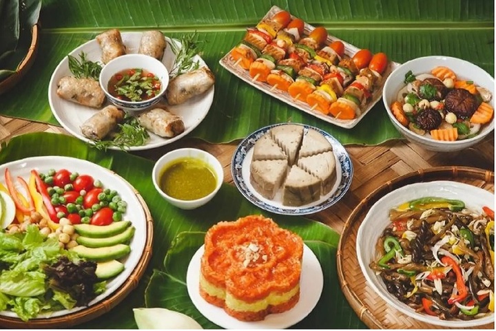 Giá mâm cỗ cúng Rằm tháng 7 đắt đỏ, bà nội trợ thắt chặt chi tiêu