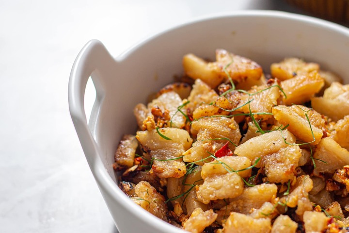 Tóp mỡ cháy tỏi là món ăn vặt đơn giản mà hấp dẫn. (Ảnh: Mashed)