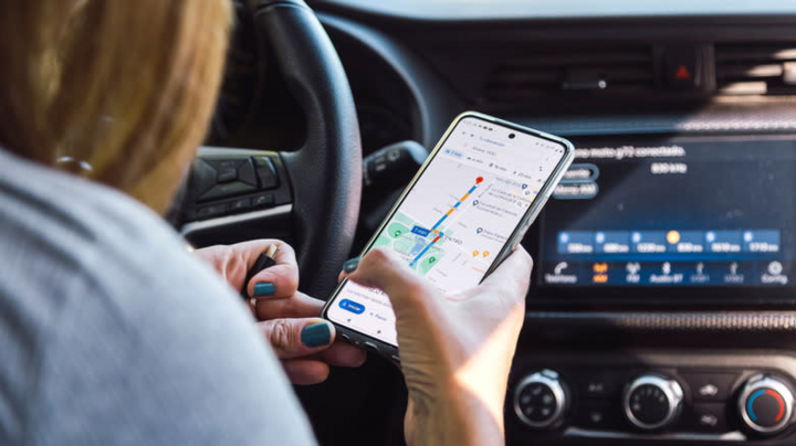 Người lái xe sử dụng Google Maps trên điện thoại. (Nguồn: Shutterstock)