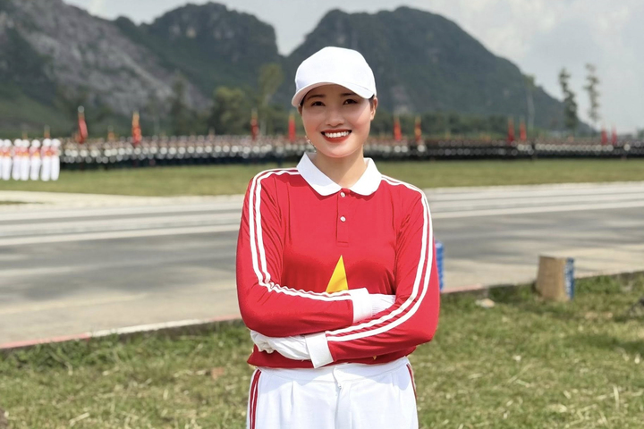 Nữ quân nhân sinh năm 1997 là vận động viên điền kinh quốc gia. Cô thi đấu ở nội dung 7 môn phối hợp - đòi hỏi các vận động viên năng lực toàn diện ở nhiều loại gồm chạy cự ly ngắn, cự ly trung bình, chạy vượt rào, nhảy cao, nhảy xa và đẩy tạ.
