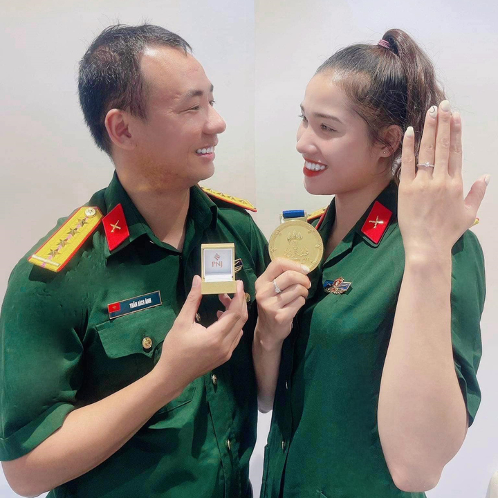 Ngay sau khi giành chiến thắng ở SEA Games 32, Nguyễn Linh Na đăng lên mạng xã hội bức ảnh khoe chiếc nhẫn cầu hôn và tấm huy chương vàng. Trước đó, nữ quân nhân sinh năm 1997 và đôi bên gia đình quyết định hoãn cưới để thực hiện nghĩa vụ quốc gia.