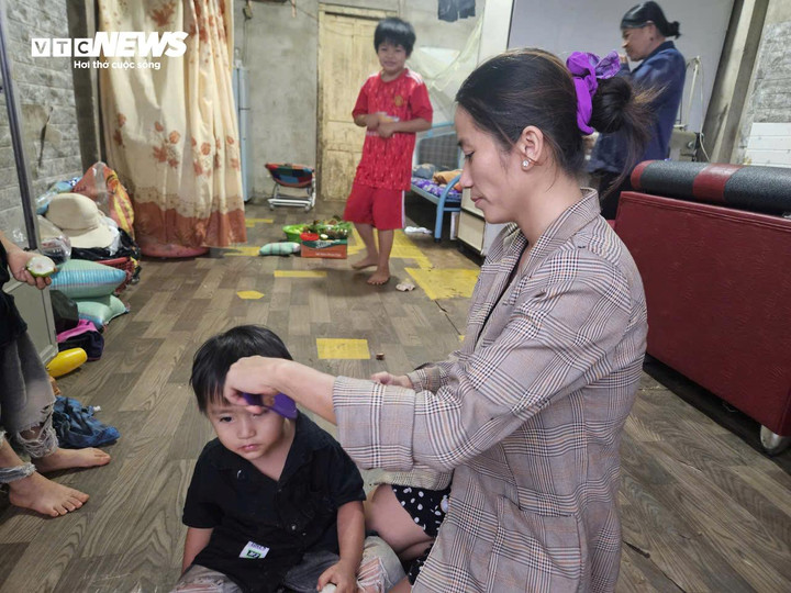 Dù bị bệnh nhưng chị Thoa vẫn tự chăm sóc, cắt tóc cho các con mình.