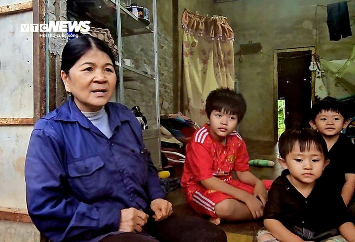 Tuổi đã cao nhưng bà nội vẫn đi phụ hồ để đỡ đần nuôi 3 cháu.