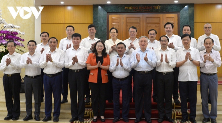 Tổ Công tác số 4 của Bộ Chính trị chụp ảnh cùng Ban Thường vụ Tỉnh ủy Lào Cai sau buổi làm việc.