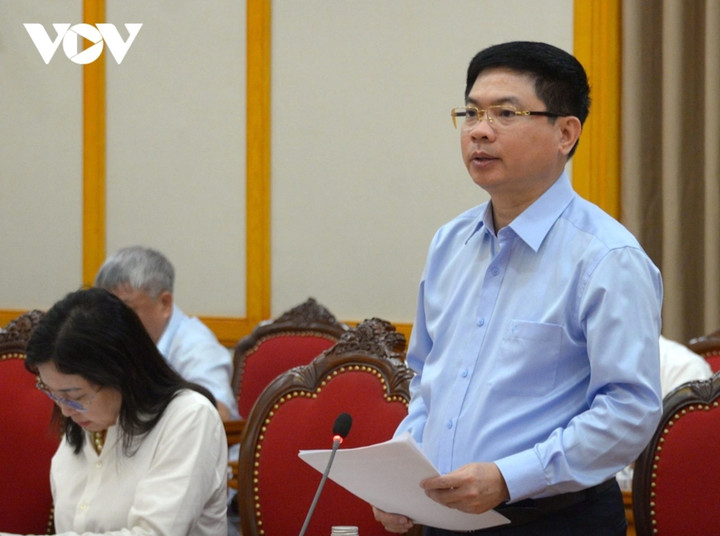 Bí thư tỉnh uỷ Ninh Bình Trương Quốc Huy báo cáo tại buổi làm việc.