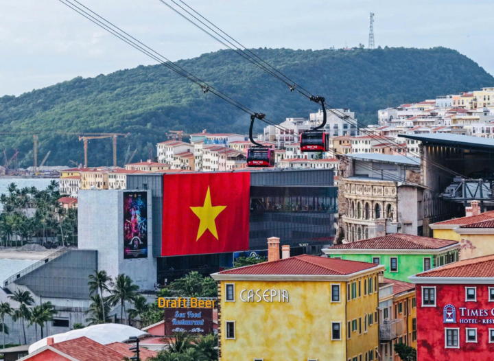 Nam đảo Phú Quốc rực rỡ cờ và pháo hoa dịp 2/9 khiến du khách không thể rời mắt - 2