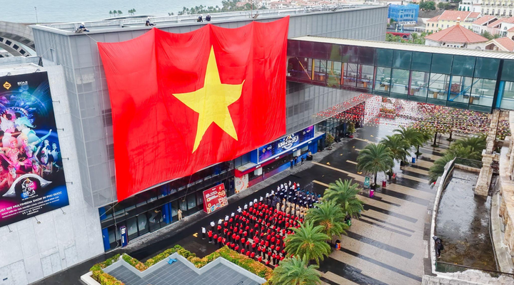 Nam đảo Phú Quốc rực rỡ cờ và pháo hoa dịp 2/9 khiến du khách không thể rời mắt - 3