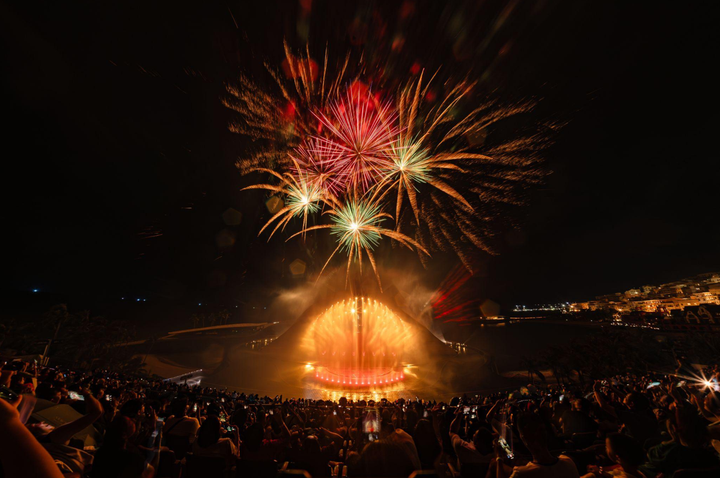 Nam đảo Phú Quốc rực rỡ cờ và pháo hoa dịp 2/9 khiến du khách không thể rời mắt - 6