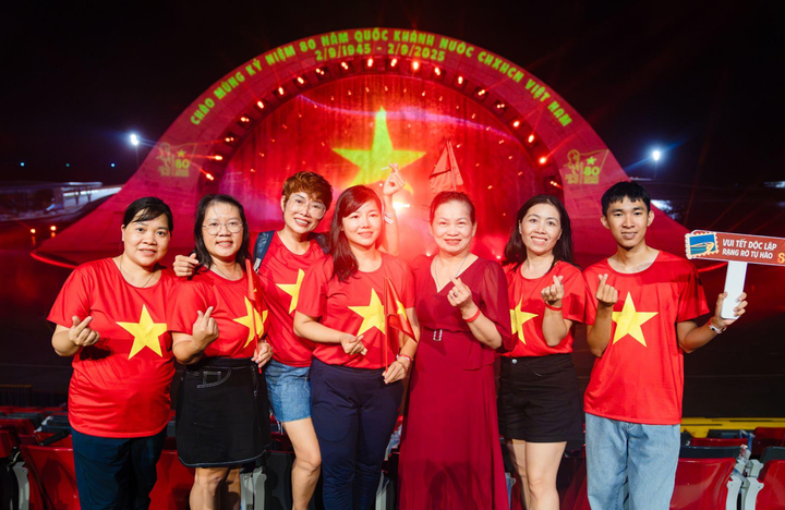 Nam đảo Phú Quốc rực rỡ cờ và pháo hoa dịp 2/9 khiến du khách không thể rời mắt - 7