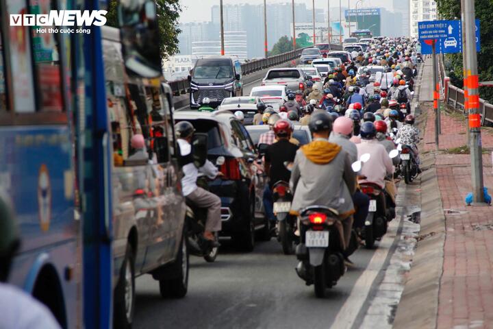 Người dân chen chúc di chuyển chậm tại hướng lên cầu Bình Triệu 2.