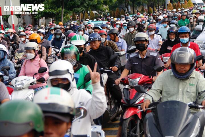 Dòng xe chật kín, ún ứ nghiêm trọng trong ngày đầu đi làm sau kỳ nghỉ lễ 2/9.
