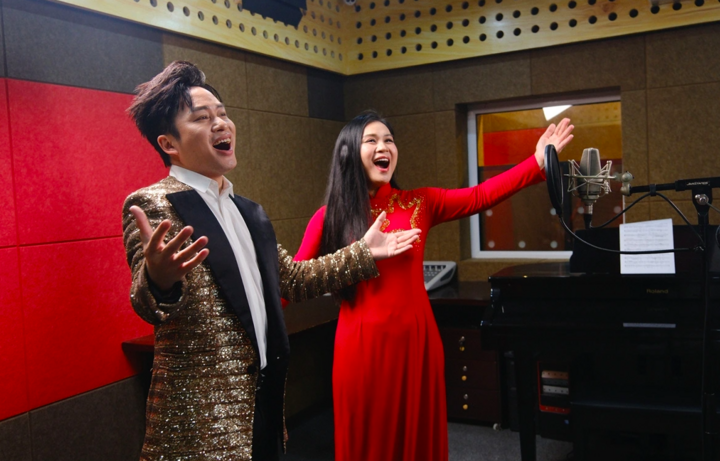 Le chanteur Tung Duong et le chanteur Dao To Loan.
