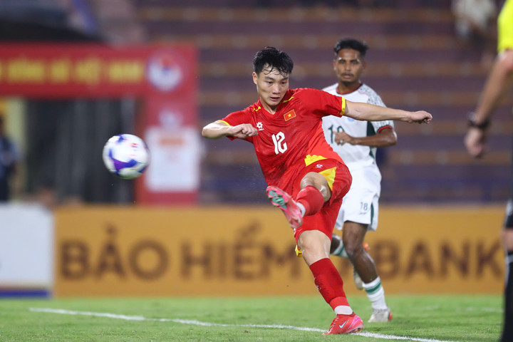 Xuân Bắc di chuyển vào khoảng trống để đón đường chuyền đúng bài của đồng đội.