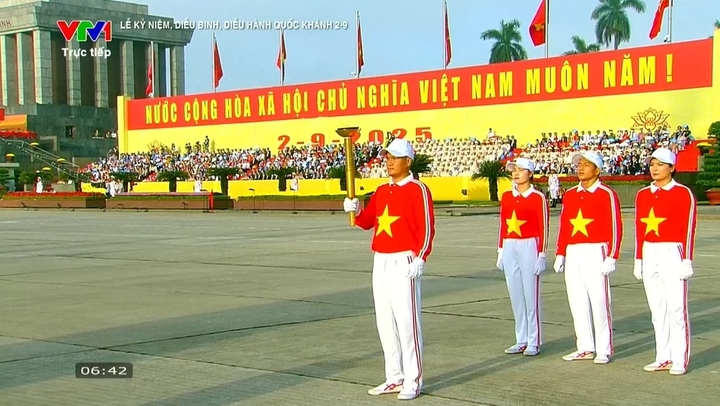 Trần Hưng Nguyên là một trong những VĐV hộ tống trong nghi thức rước đuốc mở màn lễ diễu binh, diễu hành kỷ niệm 80 năm Cách mạng Tháng Tám và Quốc khánh 2/9. Nguồn: VTV