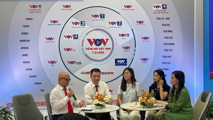 Đại diện 5 CLB Bạn yêu Đài ở các tỉnh giao lưu với các nhà báo của VOV.