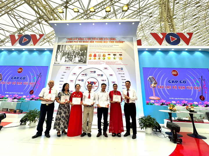 Ông Đồng Mạnh Hùng, Trưởng Ban TKBT Đài VOV trao tặng Kỷ niệm chương cho 17 cá nhân tiêu biểu.