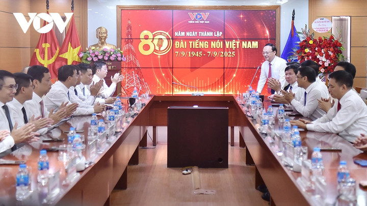 Tổng giám đốc Đài Tiếng nói Việt Nam Đỗ Tiến Sỹ cảm ơn Tổng Giám đốc Đài Truyền hình Việt Nam Nguyễn Thanh Lâm và các đồng nghiệp VTV.