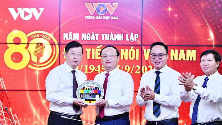 Tổng Giám đốc VTV Nguyễn Thanh Lâm tặng quà lưu niệm cho lãnh đạo Đài Tiếng nói Việt Nam.