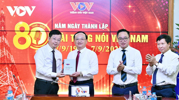 Tổng giám đốc VOV Đỗ Tiến Sỹ trao tặng cuốn sách "Đài Tiếng nói Việt Nam 80 năm đồng hành cùng đất nước" cho ông Nguyễn Thanh Lâm, Tổng Giám đốc VTV.