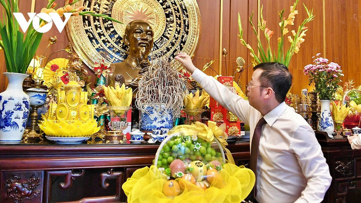 Thắp hương tại bàn thờ Bác Hồ ở trụ sở Đài TNVN, số 58 Quán Sứ, Hà Nội.