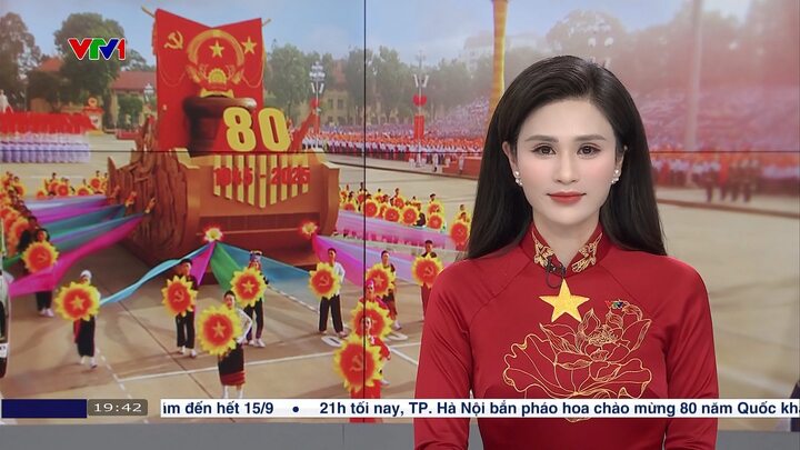 Minh Trang gây sốt trên bản tin "Thời sự 19h" vào ngày Quốc khánh.