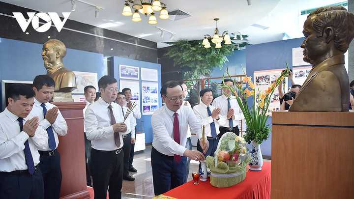 Thắp hương tri ân nhà báo Trần Lâm, người lãnh đạo đầu tiên của cả hai cơ quan VOV và VTV tại trụ sở Đài Tiếng nói Việt Nam, số 58 Quán Sứ, Hà Nội.