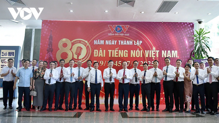 Tổng Giám đốc VTV Nguyễn Thanh Lâm chúc mừng 80 năm thành lập Đài VOV - 9