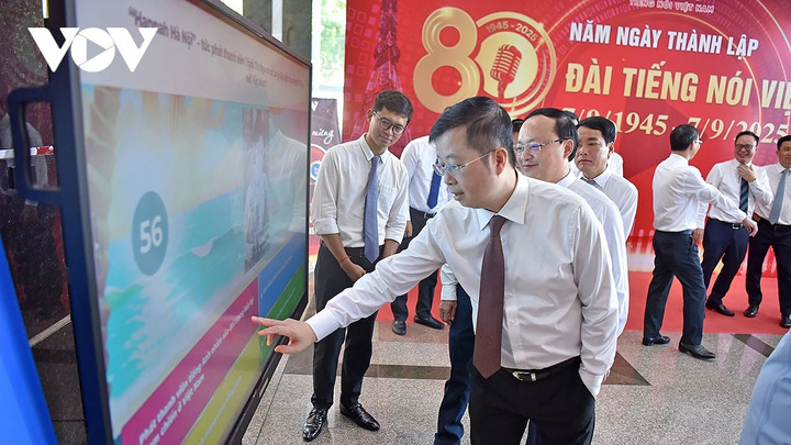 Tổng Giám đốc VTV Nguyễn Thanh Lâm trải nghiệm mini-game Tìm hiểu lịch sử 80 năm hình thành và phát triển Đài Tiếng nói Việt Nam (7/9/1945 - 7/9/2025).