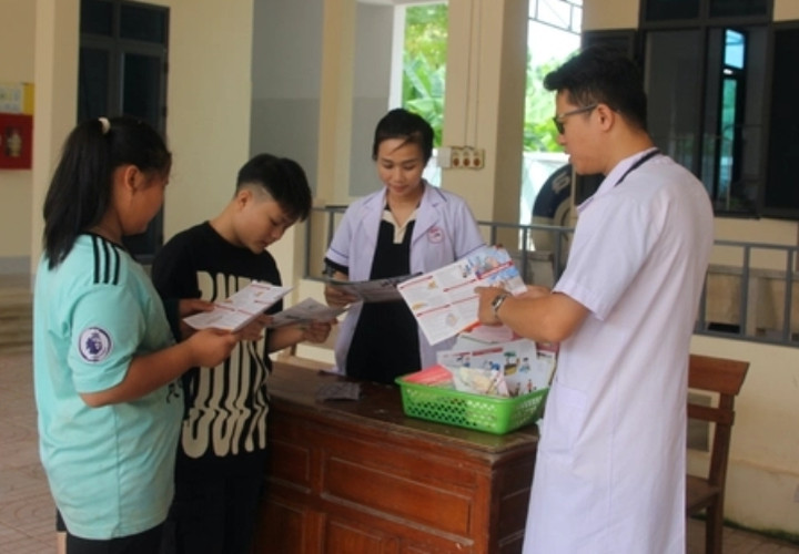 Bác sĩ Tài tư vấn cho người dân về sức khỏe. (Ảnh: Báo TTYT Quỳ Hợp)