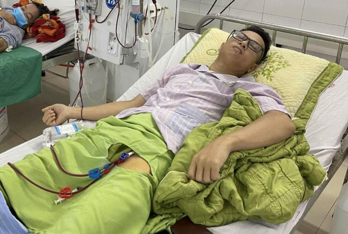 Bác sĩ Tài đang lọc máu, chờ ngày ghép thận. (Ảnh: GĐCC)
