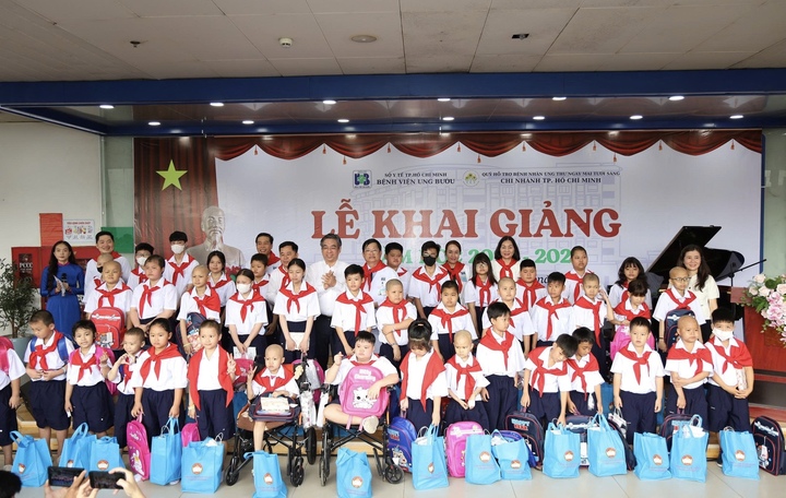 Bệnh viện Ung bướu TP.HCM trao quà năm học mới cho các bệnh nhi. (Ảnh: Như Thúy)