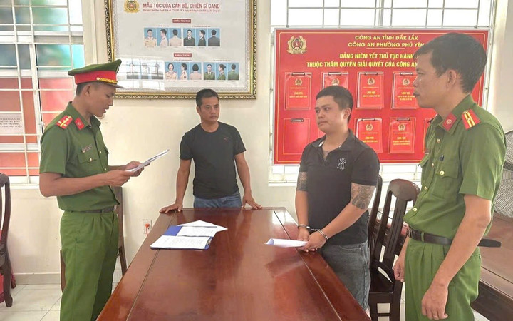 Bình khi nghe đọc quyết định khởi tố, bắt giam.