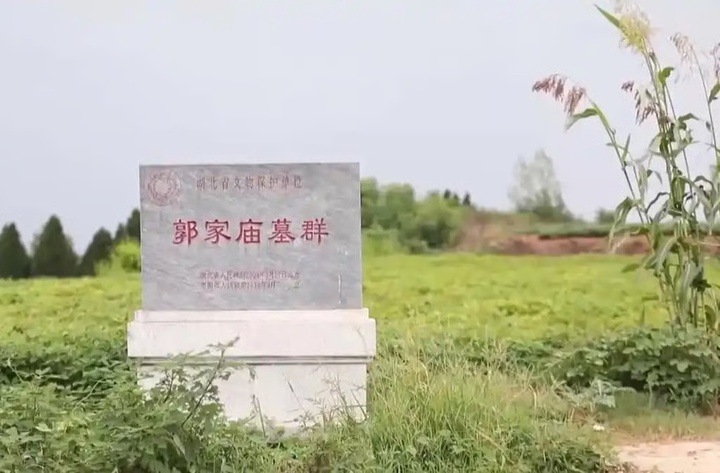 Một tấm bia mộ đánh dấu nơi chôn cất linh thiêng tại hiện trường vụ án. (Ảnh: CCTV)