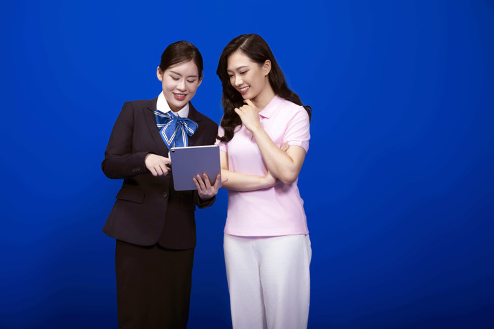 Cán bộ công nhân viên EVNHANOI hướng dẫn khách hàng sử dụng dịch vụ điện.