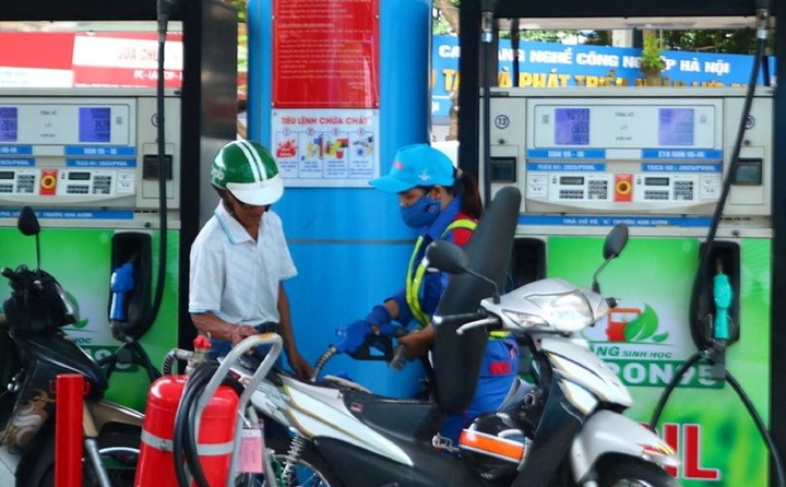 Giá xăng dầu đồng loạt tăng lần thứ ba, cao nhất hơn 100 đồng/lít